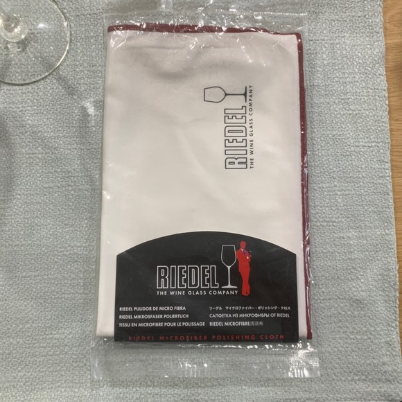 2 x Riedel White Wine Glasses with polishing cloth - Picture 4 of 6